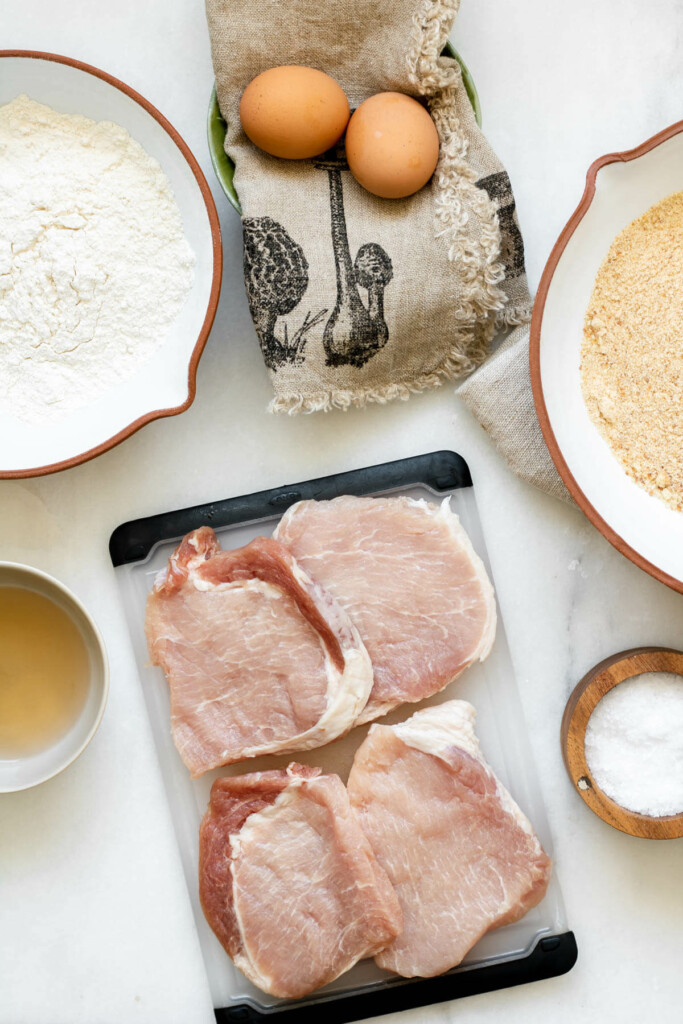 Ingredients needed to make crispy pork cutlets