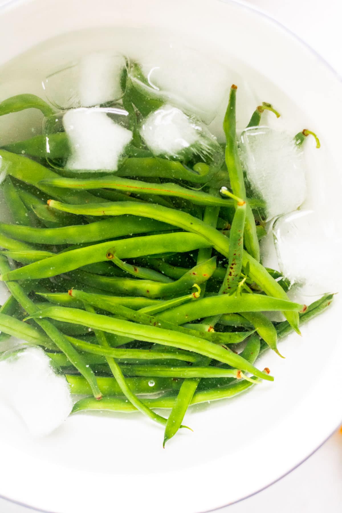 green beans in a bowl of ice water