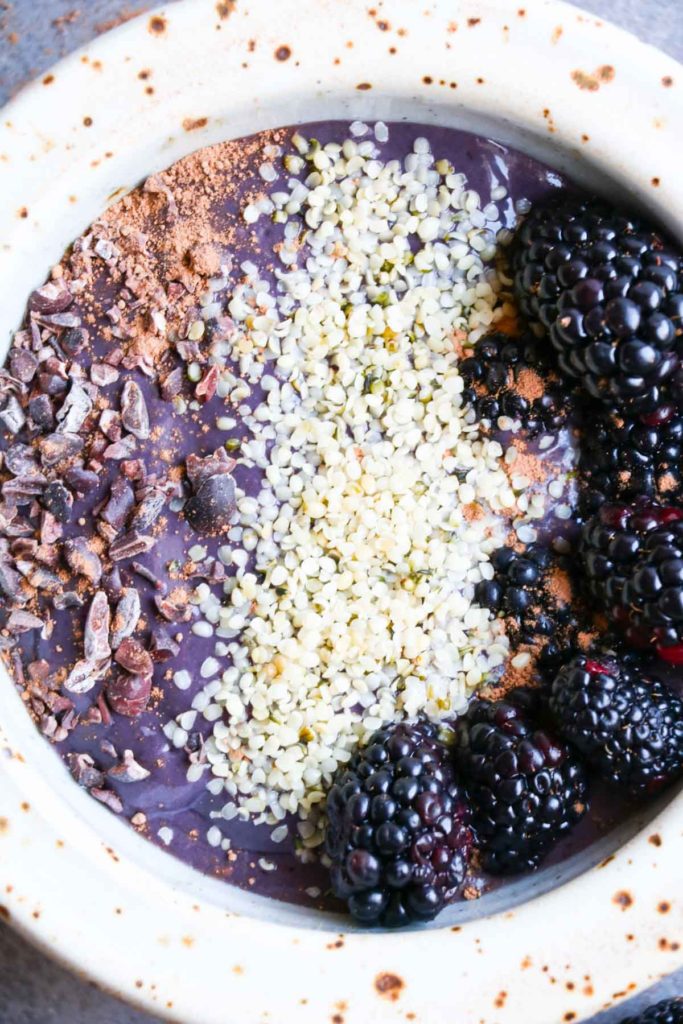 Superfood BlackBerry abacate smoothie bowl, you eat it with a spoon and then walk through the pearly gates of breakfast heaven. Smoothie Vegan, Paleo, Whole 30, saudável |abraskitchen.com