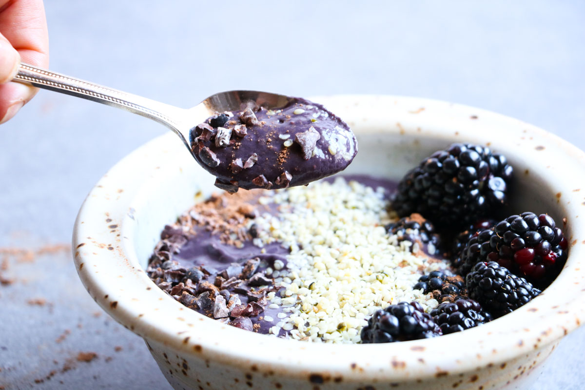 Superfood blackberry avocado smoothie bowl, you eat it with a spoon and then walk through the pearly gates of breakfast heaven. Vegan, Paleo, Whole30, Healthy smoothie |abraskitchen.com﻿