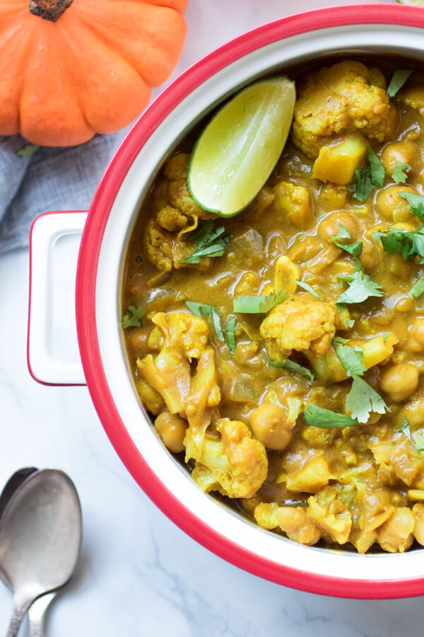 Creamy Pumpkin Cauliflower Curry with Chickpeas. Quick and easy vegetarian meal bursting with flavor. |abraskitchen.com