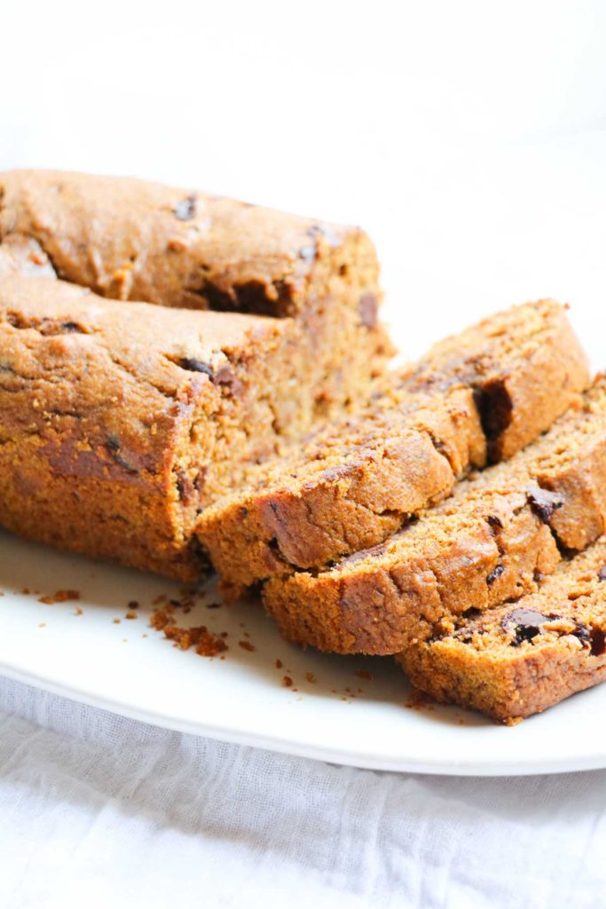 A perfectly fall, perfectly delicious, and surprisingly healthy pumpkin chocolate chip bread. Only using whole grain flour, unprocessed sweetener (maple syrup) and lots of yummy chocolate. |abraskitchen.com