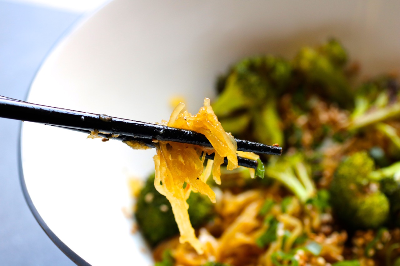 Homemade Sesame Spaghetti Squash Noodles with Broccoli. Easy to make, naturally gluten free and delicious! |abraskitchen.com