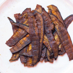 Sweet and salty crisp vegan bacon made with eggplant. A plant-based alternative to bacon, no liquid smoke needed | abraskitchen.com