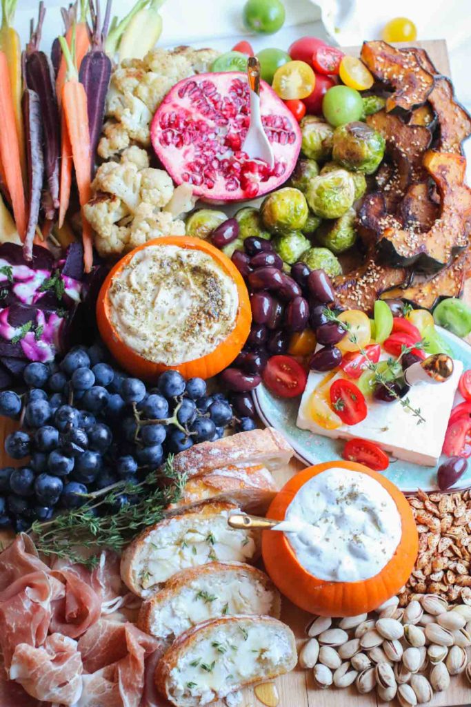 The ultimate fall mezze platter with zatar spiced hummus, roasted acorn squash, thyme honey goat cheese crostini, and more! |abraskitchen.com 