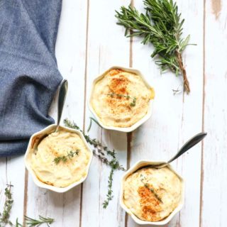 Vegan lentil shephards pie with mashed cauliflower. Next level comfort food, slowly simmered lentils and leeks topped with fragrant rosemary mashed cauliflower. Vegan, gluten-free, and totally delicious |abraskitchen.com