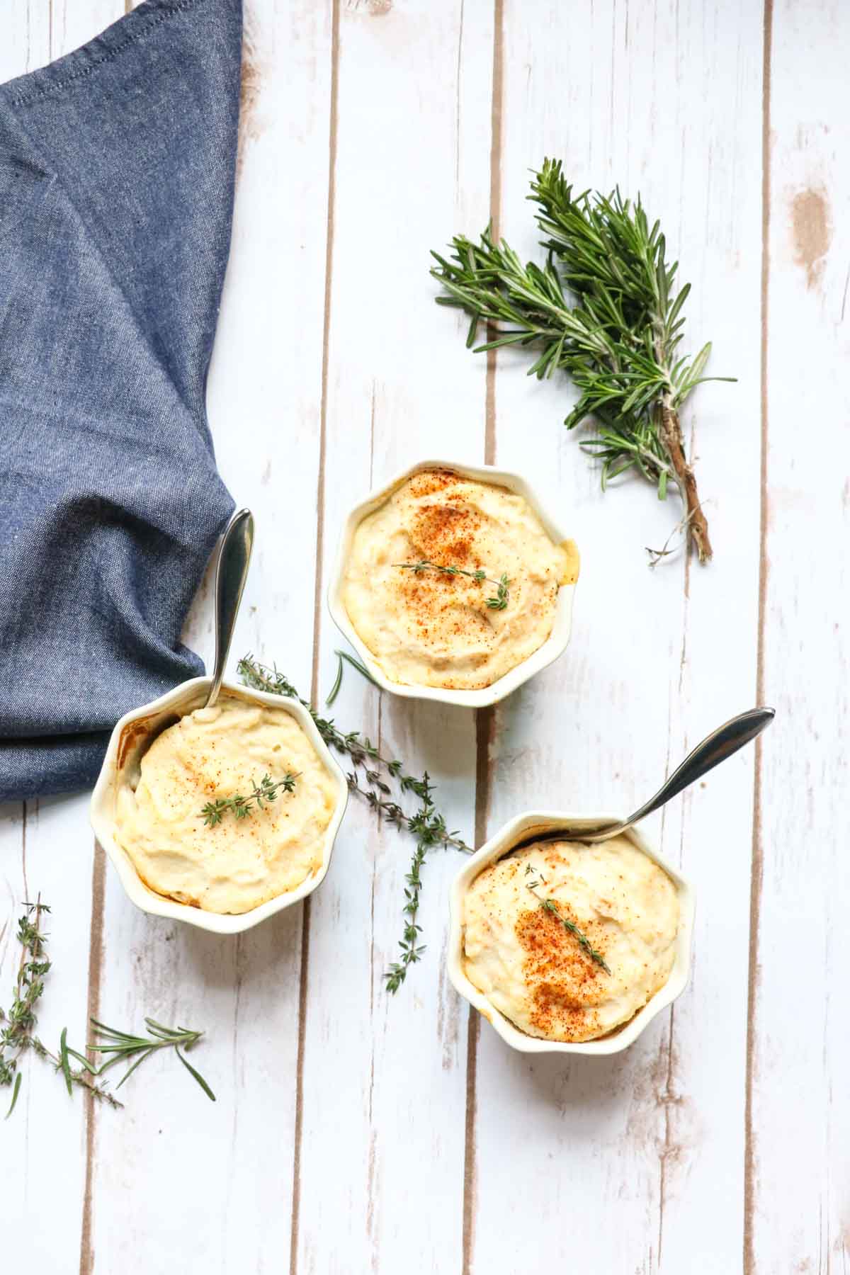 Vegan lentil shephards pie with mashed cauliflower. Next level comfort food, slowly simmered lentils and leeks topped with fragrant rosemary mashed cauliflower. Vegan, gluten-free, and totally delicious |abraskitchen.com